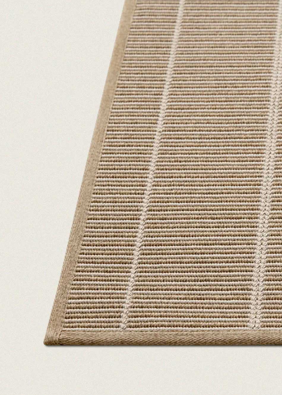 Alfombra fabricada en PET a partir de botellas de plástico recicladas de color beige en telar wilton de tejido plano.