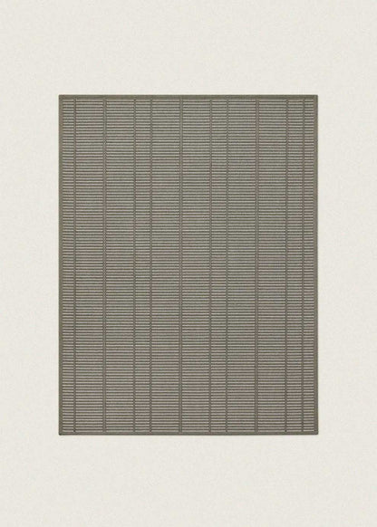 Alfombra fabricada en PET a partir de botellas de plástico recicladas de color gris en telar wilton de tejido plano.