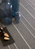Alfombra fabricada en PET a partir de botellas de plástico recicladas de color gris azulado en telar wilton de tejido plano.
