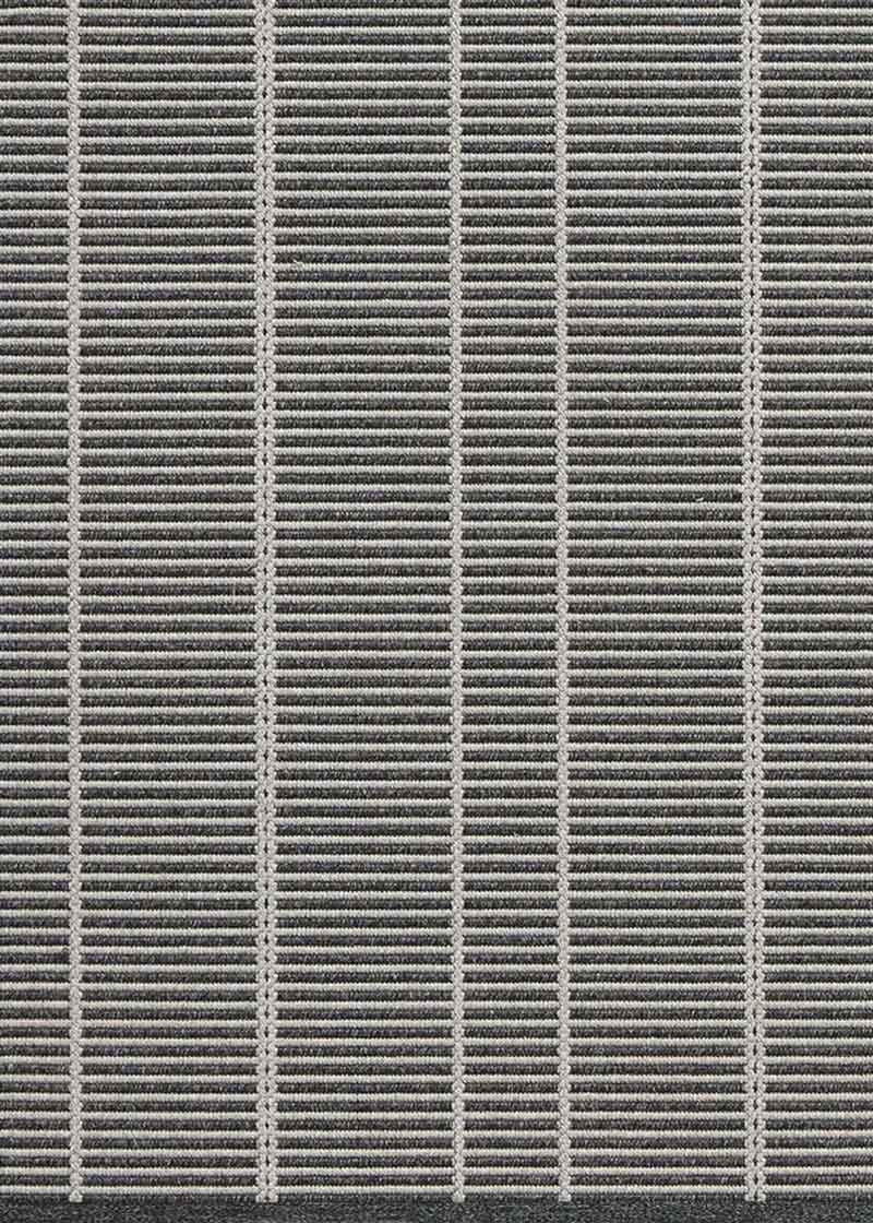 Alfombra fabricada en PET a partir de botellas de plástico recicladas de color gris azulado en telar wilton de tejido plano.