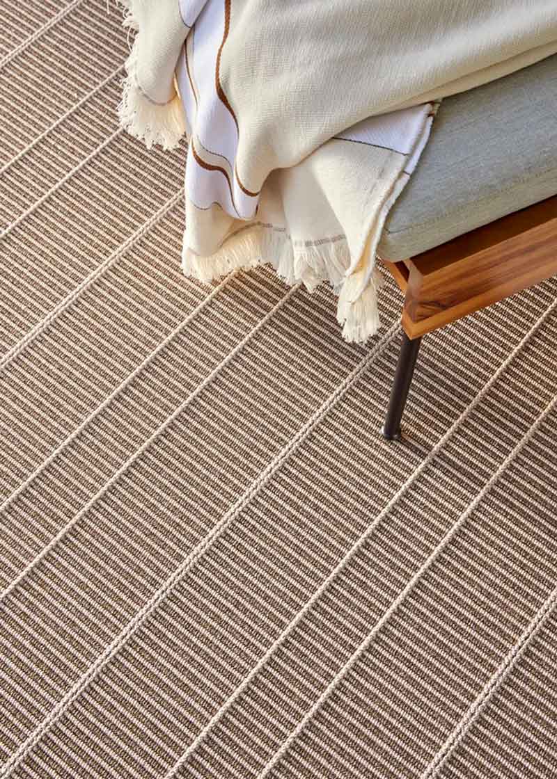 Alfombra fabricada en PET a partir de botellas de plástico recicladas de color marrón en telar wilton de tejido plano.