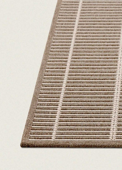 Alfombra fabricada en PET a partir de botellas de plástico recicladas de color marrón en telar wilton de tejido plano.