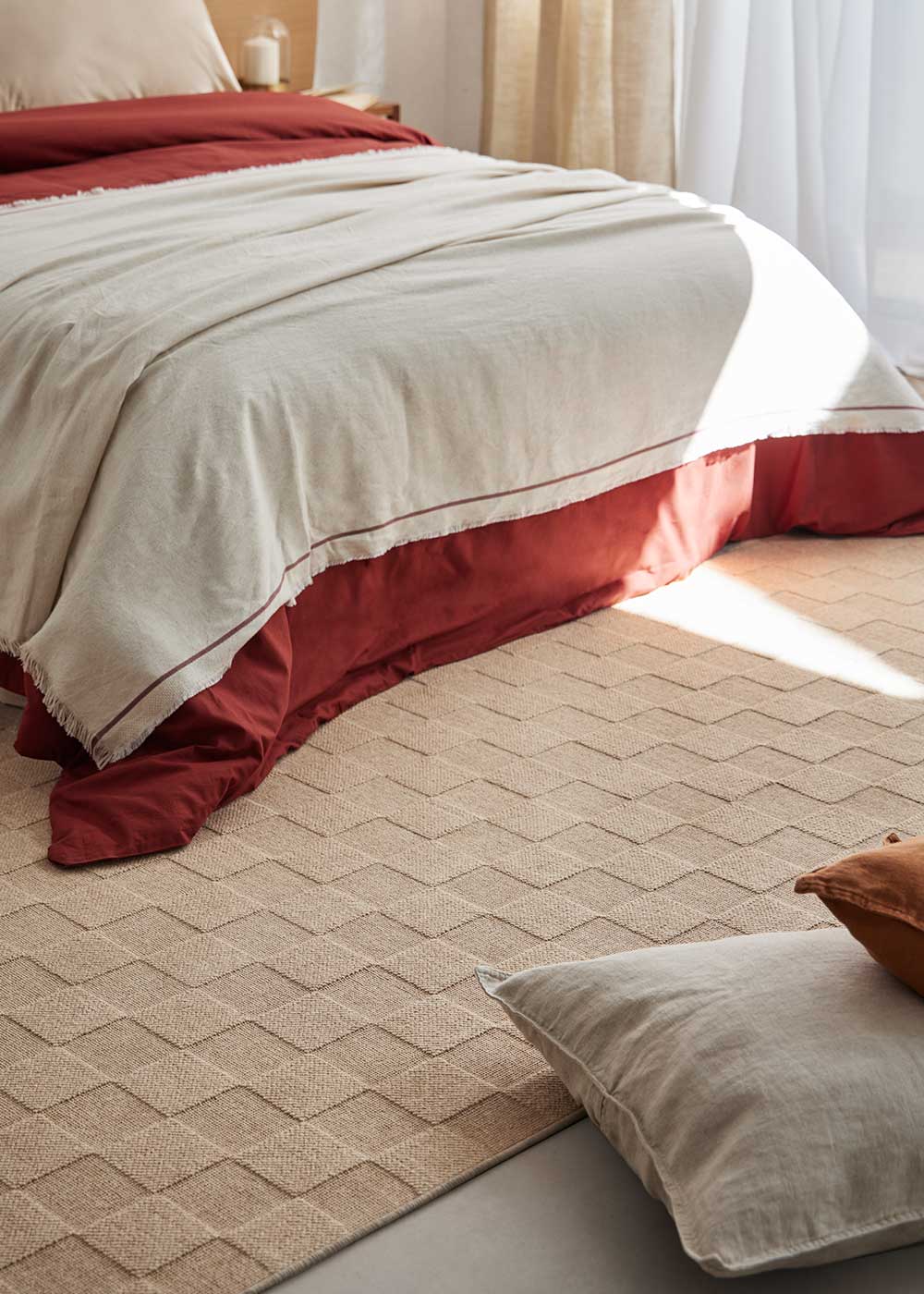 Alfombra fabricada con lana de color camel en telar wilton con superficie en bucle con saltillo.