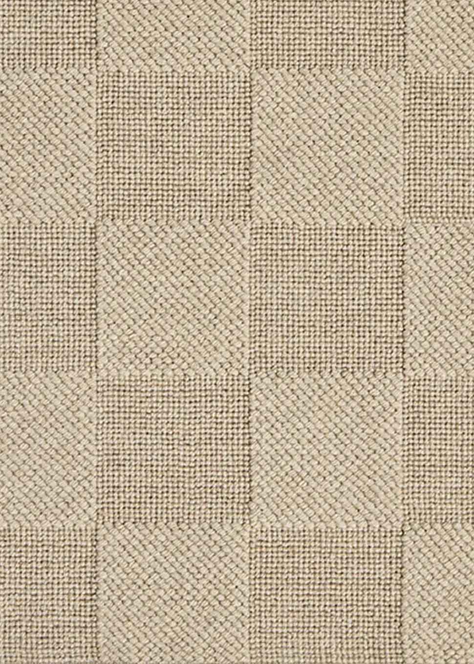 Alfombra fabricada con lana de color camel en telar wilton con superficie en bucle con saltillo.