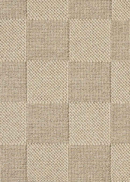 Alfombra fabricada con lana de color camel en telar wilton con superficie en bucle con saltillo.