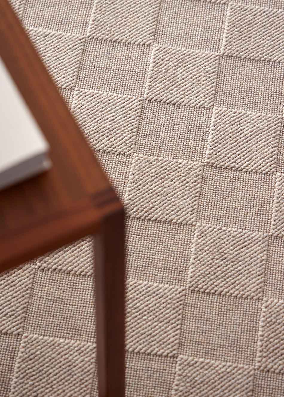 Alfombra fabricada con lana de color topo en telar wilton con superficie en bucle con saltillo.