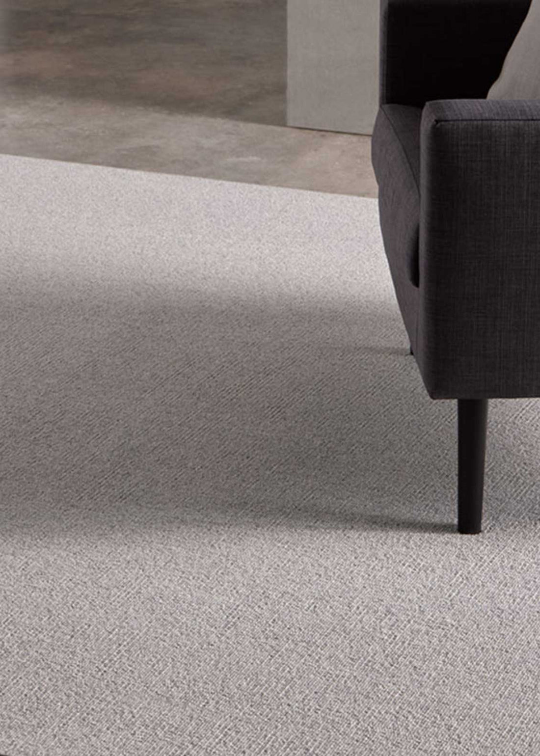 Alfombra fabricada con lana de color gris celeste en telar tufting con superficie en bucle.