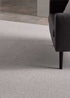 Alfombra fabricada con lana de color gris celeste en telar tufting con superficie en bucle.