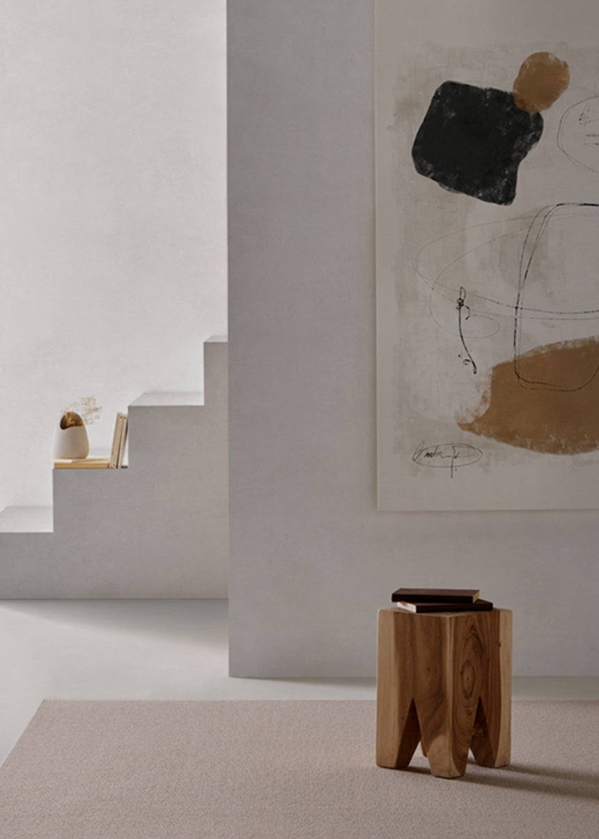 Alfombra fabricada con lana de color topo en telar tufting con superficie en bucle.