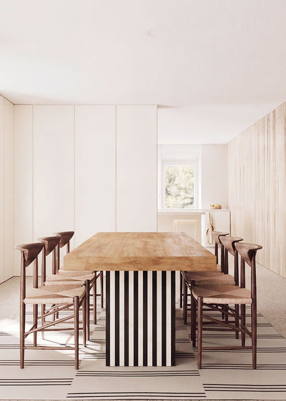 Mesa de comedor con pie de madera lacada a rayas
