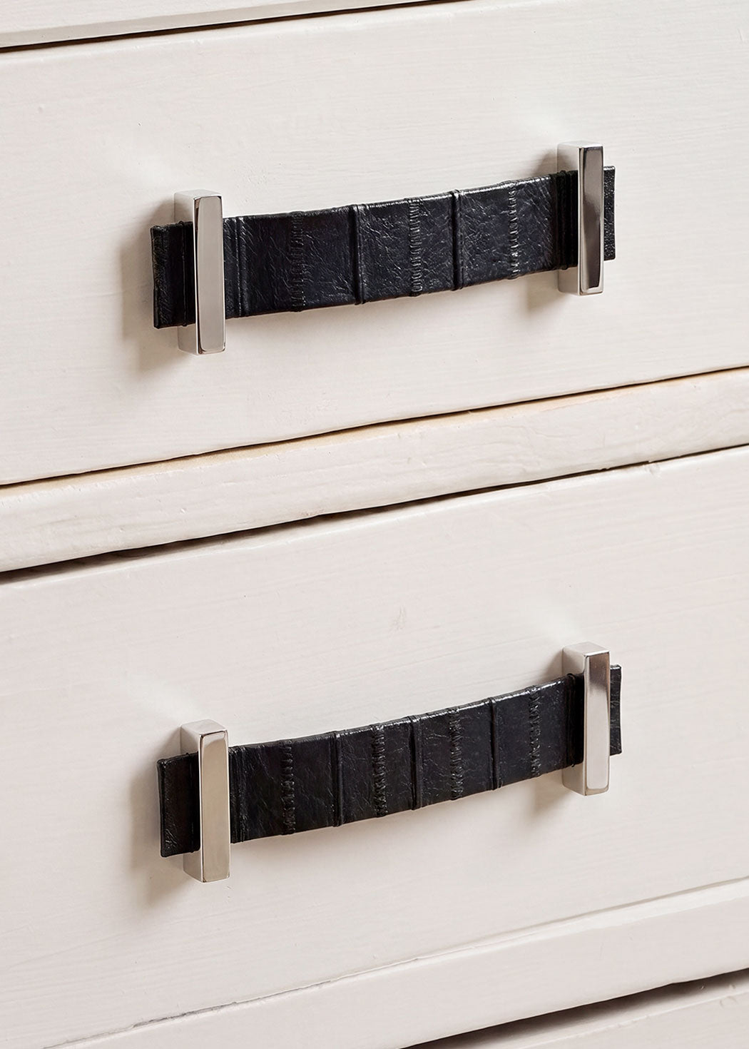 Metal handle finished in eel skin