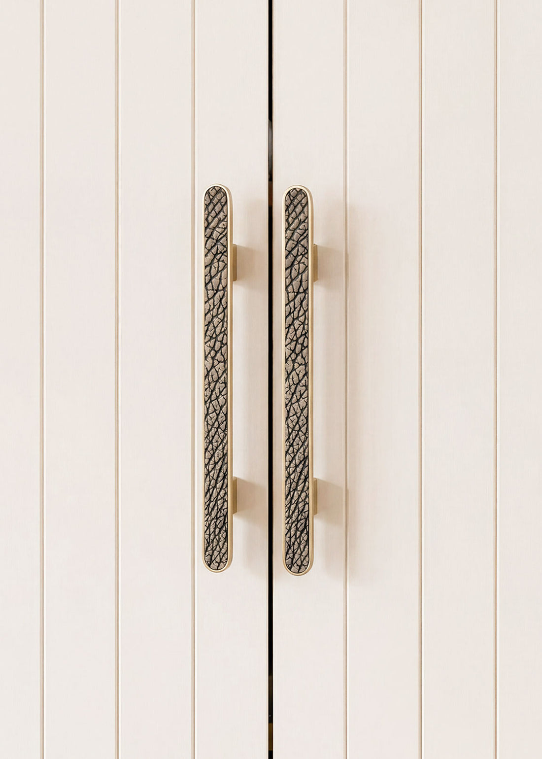 Metal handle covered in bison leather