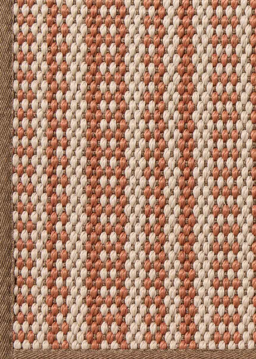 Alfombra fabricada en PET a partir de botellas de plástico recicladas de color beige con detalles en teja y elaborada en telar wilton de tejido plano.
