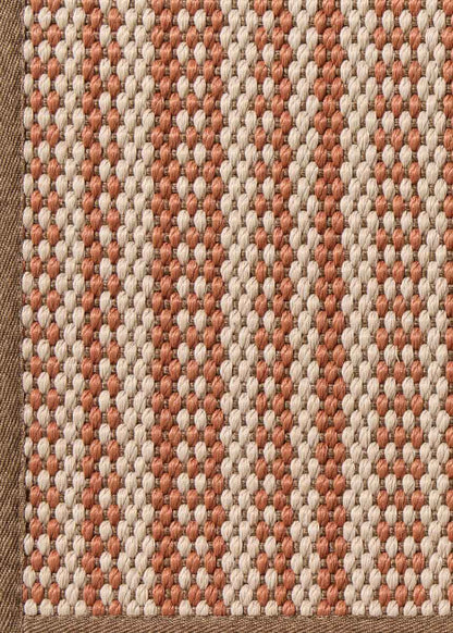 Alfombra fabricada en PET a partir de botellas de plástico recicladas de color beige con detalles en teja y elaborada en telar wilton de tejido plano.