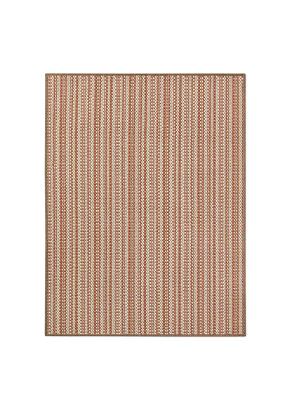 Alfombra fabricada en PET a partir de botellas de plástico recicladas de color beige con detalles en teja y elaborada en telar wilton de tejido plano.