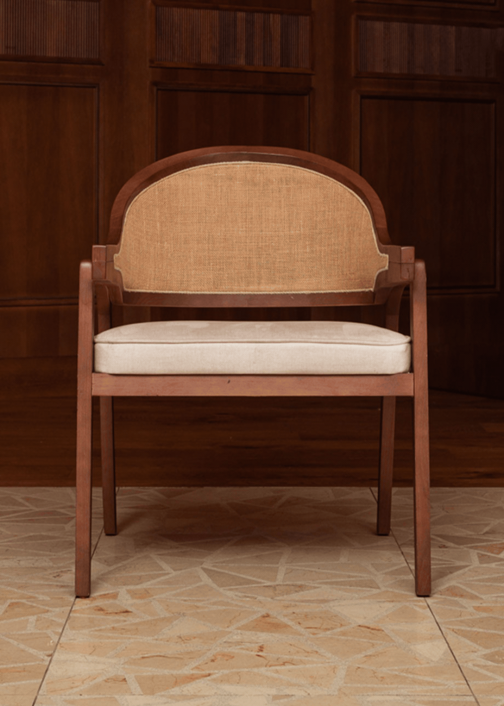 Silla de madera de haya tapizada con terciopelo beige y respaldo de tela de yute.