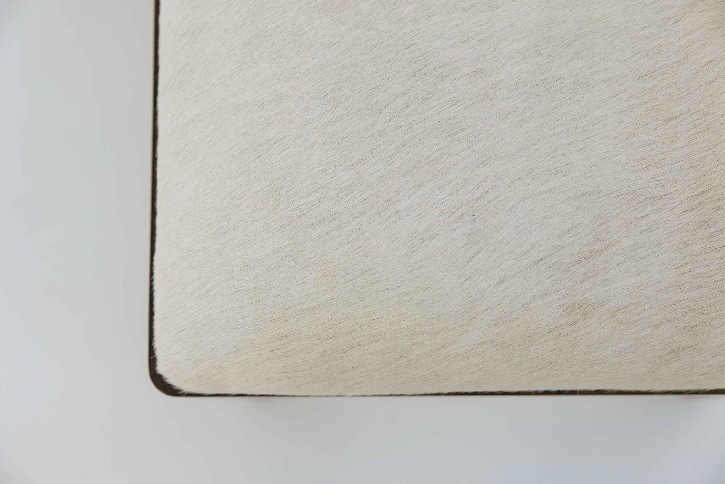 Silla de madera maciza tapizada en piel